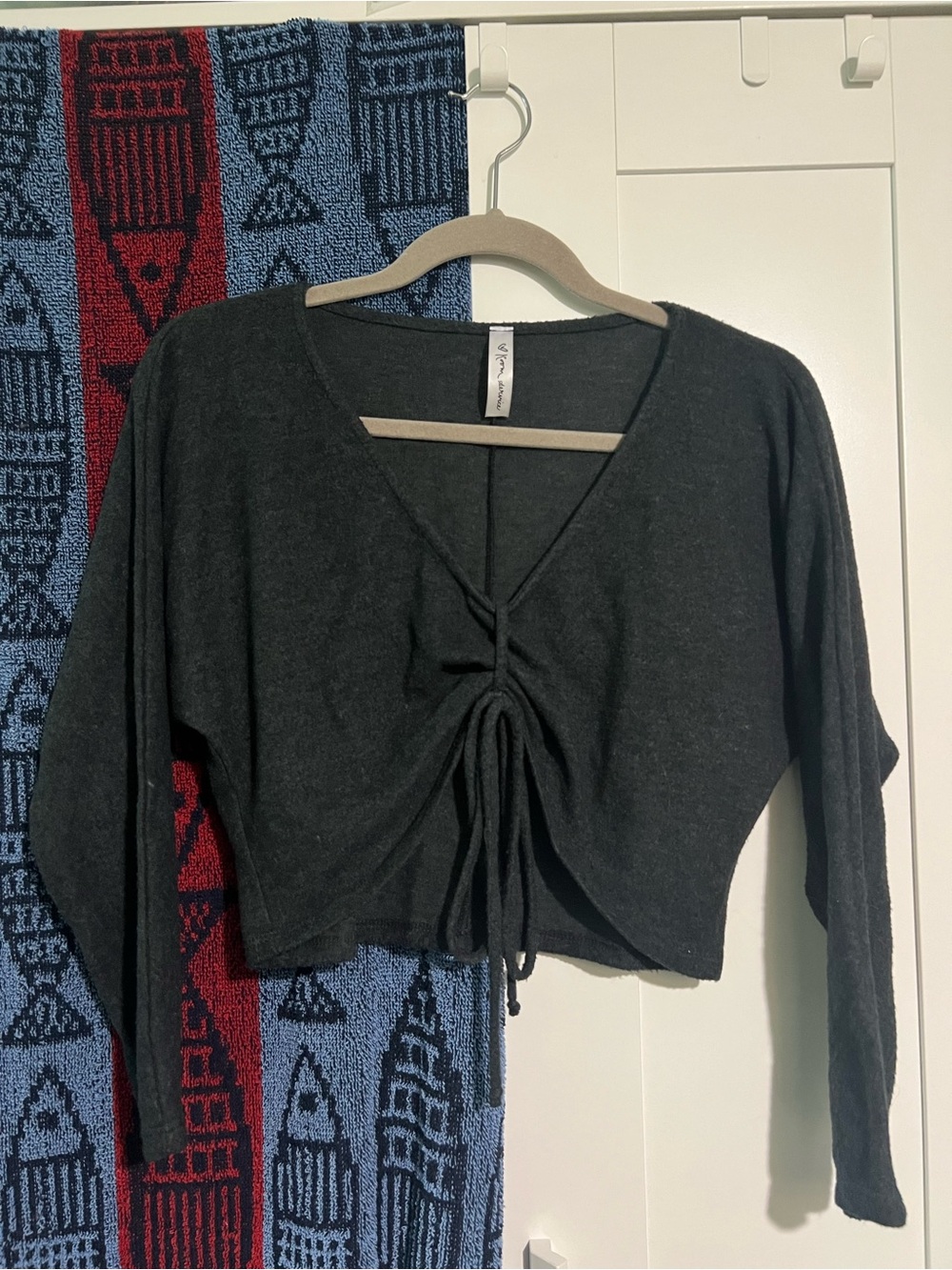 Women's Dark Grey Ruched Drawstring V-Neck Long Sleeve Crop Top